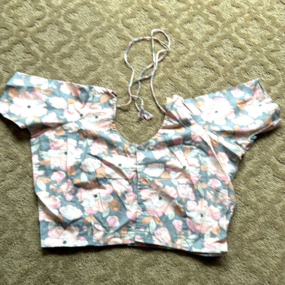 🌸 Beautiful design Top (blouse) 🌸 - Picture 1 of 7
